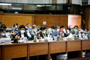 Deputadu sira tur hela iha Parlamentu Nasional.