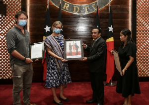 Prezidente Repúblika, Francisco Guterres entrega hela lembransa ba Kaben Saudozu Max Stahl, Ingrid Bucens, iha Palásiu Prezidensial Bairopite, segunda (20/12).