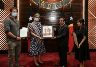 Prezidente Repúblika, Francisco Guterres entrega hela lembransa ba Kaben Saudozu Max Stahl, Ingrid Bucens, iha Palásiu Prezidensial Bairopite, segunda (20/12).