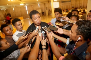 Prezidente konsello de Imprensa de Timor-Leste (KI), Virgílio da Silva Guterres, serkadu husi jornalista ne&#039;ebe aponta hotu sira nia mikrofone ba ulun bo&#039;ot KI nian ne&#039;e