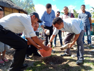 Sekretáriu estadu kooperativa Elizário Ferreira tau fatuk dala-uluk bainhira partisipa iha Seremonia lamsamentu Primeiru pedra ba sede grupu koperativa HJF iha Aldeia Dalun, Suku Tutuluru Postu admistrativu Same Munisípiu Manufahi, Sabdu (19/9).