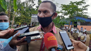 Xefe suku Triloka Alexandre da Costa ko&#039;alia hela ho média sira kona-ba kondisaun infraestrutura iha suku Triloka. Kuarta (16/12). 