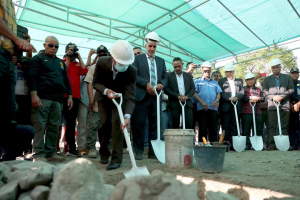 Primeiru Ministru, Taur Matan Ruak,  hamutuk ho Ministru Kordenadór Asuntu Ekonómiku (MKAE), Joaquim Amaral, no Arsebispu Dili, Dom Virgílio do Carmo da Silva inklui na’in ba Empreza Keshavarz Great Timor ho entidade sira seluk lansa hela fatuk Dahuluk l ba edifísiu fábrika iha Postu Administrativu Maubara, Munisípiu Likisá, kinta (18/08). 