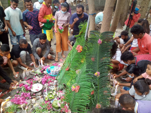 Família Vítima husi Masakre Bobo Ufe Tumin, hala&#039;o hela serimónia rutuál hodi sunu lilin no kari ai-funan ba rezidensia ne&#039;ebé uluk okupa husi joven 82 , iha Bidau Lisidere, kinta (09/09).