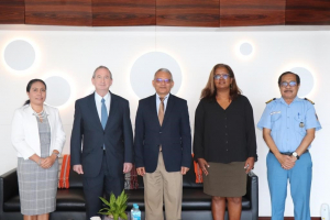 Ministru Finansas (MF), Rui Augusto Gomes, hasai foto hamutuk ho Enkaregadu Negósius, U.S. Embassy-Dili, Timor-Leste, Tom Daley, Diretora Misaun USAID Timor-Leste, Zema Semunegus no Espesialista Jestaun Projetu USAID Timor-Leste ba Programa Governasaun no Demokrasia, Ana Gusmão Guterres, iha edifísiu Ministériu Finansas.