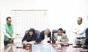 Ministru Obras Públikas (MOP), Abel Pires da Silva, akompaña husi Vise Ministru MOP, Nicolau Lino Freitas Belo, asiste Prezidente IJE, EDTL no IPJ asina kontratu kooperasaun servisu.