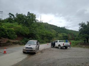 Membru Polísia Nasionál Timor-Leste (PNTL), ne&#039;ebé halo seguransa ba movimentasaun ema nian iha área Fatuahi, Suku Kamea, Postu-administrativu Kristu Rei, Munisípiu Dili, Sesta (02/04)