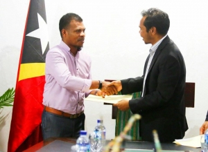 Reprezentante Dili Institute of Technology entrega Sentru Formasaun DIT Baukau ba iha governu liuhusi troka nota ho Sekretáriu Estadu Formasaun Profisionál no Empregu SEFOPE Julião da Silva iha kampus DIT-Dili, (14/11)