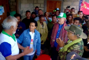 Kandidatu Prezidente Repúblika (PR), Lere Anan Timur akompaña husi Espoza Cidália Mesquita Ximenes konversa hela ho Prezidente Partidu CNRT, Kay Rala Xanana Gusmão no Kandidatu Prezidente Repúblika, José Ramos Horta, iha uma komunidade, iha Larigu, kinta (03/03).