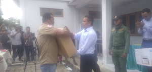 MAE, Migúel Pereira de Carvalho (los) entrega hela komputadór ba Xefe Suku Uailili (karuk), iha resintu Asministrasaun Baukau, kinta loraik (31/03).