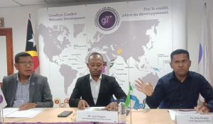 Sekretáriu jerál G7+, Helder da Costa (karuk) ho Observadór internasionál, Larry Fangawa (klaran), Felix Peidade (los).