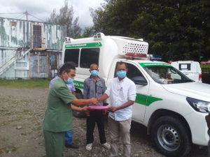 Diretór Saude Munisípiu Bobonaru João Baptista Mau Cardoso entrega hela termu entrega ba responsavél postu saúde Atabae, iha Bobonaro, Segunda (15.3)