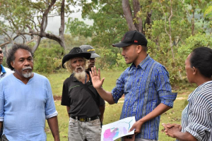 Ministru Obras Públikas (MOP), Abel Pires da Silva, koa’lia hela ho Diretór PERMATIL, Eugénio &#039;Ego&#039; Lemos bainhira observa debu ne&#039;ebé joven sira ke&#039;e iha área Natsuka, Aldeia Sukalau, Suku Dare, Postu Administrativu Vera Cruz, Munisípiu Dili.