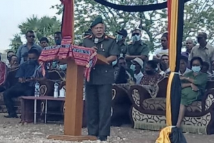 Xefe Estadu Maior-Jenerál FALINTIL-Forsa Defeza Timor Leste (F-FDTL), Tenente-Jenerál Lere Anan Timur, diskursu hela iha área Komandante David Alex ‘Daitula’ lakon, Baukau, sábadu (27/11).