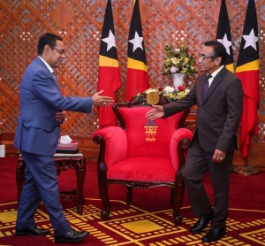 Prokurado Jeral da republika, Dr. Jose da Costa Ximenes komprimenta Prezidente da republika, Dr. Francisco Guterres Lu Olo wainhira sorumutuk iha palasiu Prezidensial, Dili (9/3)