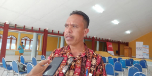 Diretór Servisu Edukasaun Munísipiu Baukau, Augosto Ornai Ximenes, ko&#039;alia hela ba www.tempotimor.com iha salaun sentru konvensaun Baukau vila antiga, kuarta (30/03).