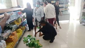 Ekipa Inspesaun operasaun konjunta ne’ebé hala’o husi AIFAESA, MTKI, IQTL no LNS, prende hela produtu liu prazu.