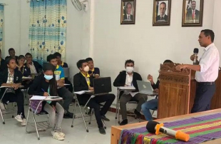 Dekanu Filozofia ISFT, Padre Joao Guterres ko&#039;alia hela ho estudante universitáriu sira ne&#039;ebé tuir semináriu ho tema estetika beleza da vida, iha Fatumeta, tersa (05/04).