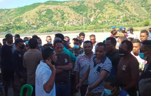 Vítima Inundasaun halo hela sira nia lamentasaun hasoru ekipa servisu husi Sekretariu estadu protesaun sivil (SEPS) iha Tasi tolu, sabadu (17/4).