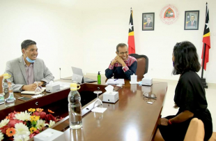 Primieru Ministru Taur Matan Ruak akompania husi Xefe gabinete PM nian, Dr. Azevedo Marcal wainhira hasoru malu ho ema balun iha Palasiu Governu iha tempu ruma liu ba