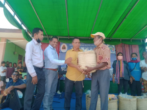 Komunidade husi Aldeia Parlamentu, Suku Tirilolo Postu Administrativu Baukau Vila, Munisípiu Baukau simu hela ai-han lokál husi SEKOOP, kuarta (26/10).