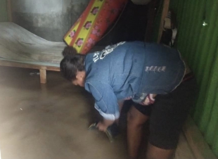 Komunidade kuru sai hela bee ne’ebé tama iha sira-nia uma laran, kuarta (08/12).
