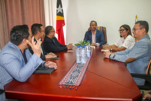 Ministru Asuntu Parlamentár no Komunikasaun Sosiál, Francisco Martins da Costa Pereira Jerónimo, halo enkontru ho delegasaun Kompaña Te Wins Telkom Group.