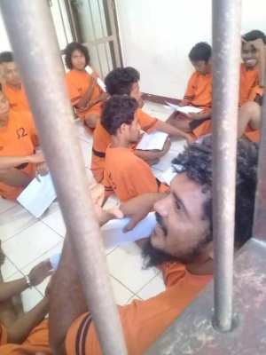 Membru Front Rakyat Maubere West Papua na&#039;in 16 ne&#039;ebé hetan kapturasaun iha hela sela detensaun Kaikoli.