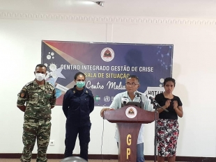 Portavoz  Centru Integradu Jestaun Krize, dr. Rui Maria de Araujo, iha konferensia imprensa iha sala Situasaun, CCD, Dili (4/4)