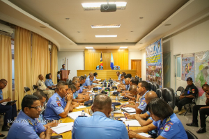 Komandante Jerál (Komjer) Polísia Nasionál Timor-Leste (PNTL), komisáriu Faustino da Costa hamutuk ho nia vise Komandante halo reuniaun ho komandante husi Munisipiu sira iha Kuartel PNTL Dili