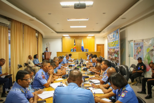 Komandante Jerál (Komjer) Polísia Nasionál Timor-Leste (PNTL), komisáriu Faustino da Costa hamutuk ho nia vise Komandante halo reuniaun ho komandante husi Munisipiu sira iha Kuartel PNTL Dili