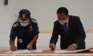 Komadante PNTL, Komisáriu Faustino da Costa (los) no Komisáriu KAK, Sergio Hornai, asina hela nota entedementu, iha Senteu Formasaun Polísia, Komoro, kuarta (17/11).
