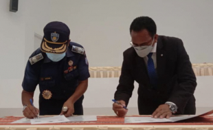 Komadante PNTL, Komisáriu Faustino da Costa (los) no Komisáriu KAK, Sergio Hornai, asina hela nota entedementu, iha Senteu Formasaun Polísia, Komoro, kuarta (17/11).