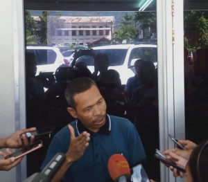 Vise Prezidente bankada CNRT deputadu Patrocino dos Reis Fernandes ko&#039;alia hela ho jornalista sira iha Parlamentu Nasionál (PN).