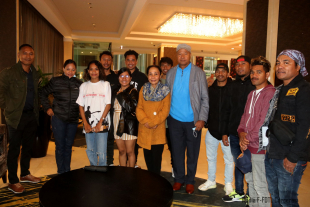 Xefe Estadu Maior Jenerál FALINTIL-Forsa Defeza Timor-Leste (F-FDTL) Tenente Jenerál Falur Rate Laek, hasai foto hamutuk ho Timoroan sira iha Australia.