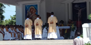 Diákonu na&#039;in-3 ne’ebé simu hela ordenasaun saserdotál husi Arcebispo Arkidioseze Metropolitano Dili, Dom Virgílio do Carmo da Silva no Bispo Diozese Maliana Dom Norberto do Amaral iha parókia santo António vila antiga Baukau, tersa (30/11).