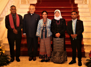 PR, José Ramos Horta ho xefe aldeia, seguransa sivil no joven foto hamutuk hela ho Xefe Estadu Singapura. 