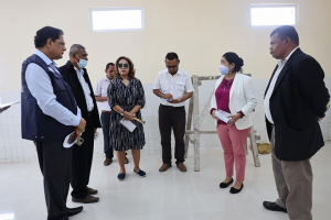 Ministra Saúde (MS), Odete Maria Freitas Belo akompaña Reprezentante Organizasaun Mundiál Saúde (OMS) iha Timor-Leste, Arvind Mathur, ko&#039;alia hela ho Ekipa iha HoREX.