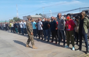 Membru foun ne&#039;ebe rekrutadu prepara hela ba tuir treinamentu militar.