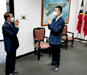 Primeiru Ministru Taur Matan Ruak simu iha palasiu Governu Embaixadór Xina nian mai Timor-Leste, Xiao Jianguo, Kinta (22/4)