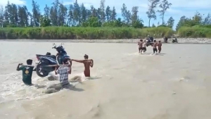 komunidade sira hulan motor hodi hakat liu moto iha Vikeke wainhira udan bo&#039;ot tun semana ne&#039;e