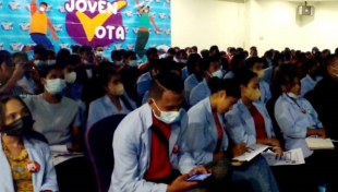 Estudante husi Universidade Dili (UNDIL) no Universidade Nasionál Timor Lorosa’e (UNTL)  tuir hela seminariu iha Salaun Suai Room Timor-Plaza, Komoro, segunda (11/04).