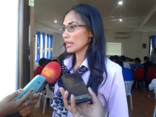 Diretora Ezekutivu JSMP, Ana Paula Marçal, ko&#039;alia ba jornalísta sira, iha salaun JSMP Kanosa Haas-Laran, Dili, (17/07)