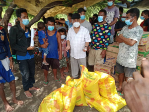 Sekretáriu Jerál partidu Fretilin, Mari Alkatiri, fó hela apoiu solidaridade ba komúnidade afeitadu inundasaun iha area tasi tolu, bairo João Paulo Segundu, Aldeia 12 de outubru, Suku Komoro, Postu-administrativu Don Aleixo, Munisípiu Dili, kuarta (07/04).