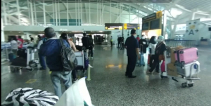 Pasiente ida ho nia oan feto na&#039;in rua ne&#039;ebé deskonfia la tama kuarentina hafoin fila husi estranjeiru, hamrik hela iha terminal aeroportu internasional prezidente Nicolao Lobato Komoro hodi  konversa ho pesoal sira ne&#039;ebé servisu iha Aeroportu iha loron 05 Fulan Agostu tinan 2020.  