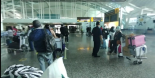 Pasiente ida ho nia oan feto na&#039;in rua ne&#039;ebé deskonfia la tama kuarentina hafoin fila husi estranjeiru, hamrik hela iha terminal aeroportu internasional prezidente Nicolao Lobato Komoro hodi  konversa ho pesoal sira ne&#039;ebé servisu iha Aeroportu iha loron 05 Fulan Agostu tinan 2020.  