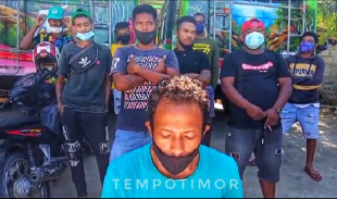 Portavoz motorista no ajudante sira husi munisípiu Covalima Natalino do Rego lee hela komunikadu imprensa iha suku Debus, Munisípiu Covalima.