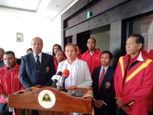 MEJD, Dulce de Jesus Soares ko&#039;alia ba midia hafoin akompana alteta TL sira hasoru malu ho PM Taur Matan Ruak iha palasiu Governu, (15/11)