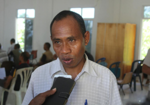 Prezidente Kooperativa Haburas Bagia (KHB), Agostinho Guterres, koalia hela ho média sira iha postu administrativu Bagia, munisípiu Baukau, sexta (23/10).