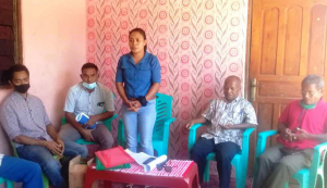 Estrutura CCLN Munisípiu Manatutu, hamutuk ho ekipa SEAKLN husi nasionál, hala’o hela formasaun tékinika kona-ba rejista dadus veteranu tuir Uma-lisan, iha Postu Administrativu Laklo, Manisípiu Manatutu, kinta (19/08). 